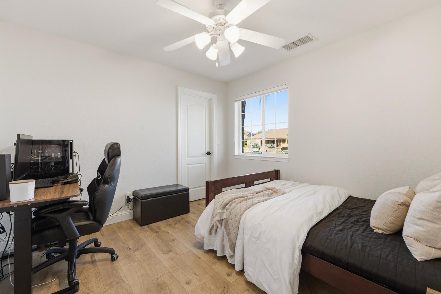 4702 N Fallingwater Ln, Clovis, CA 93619