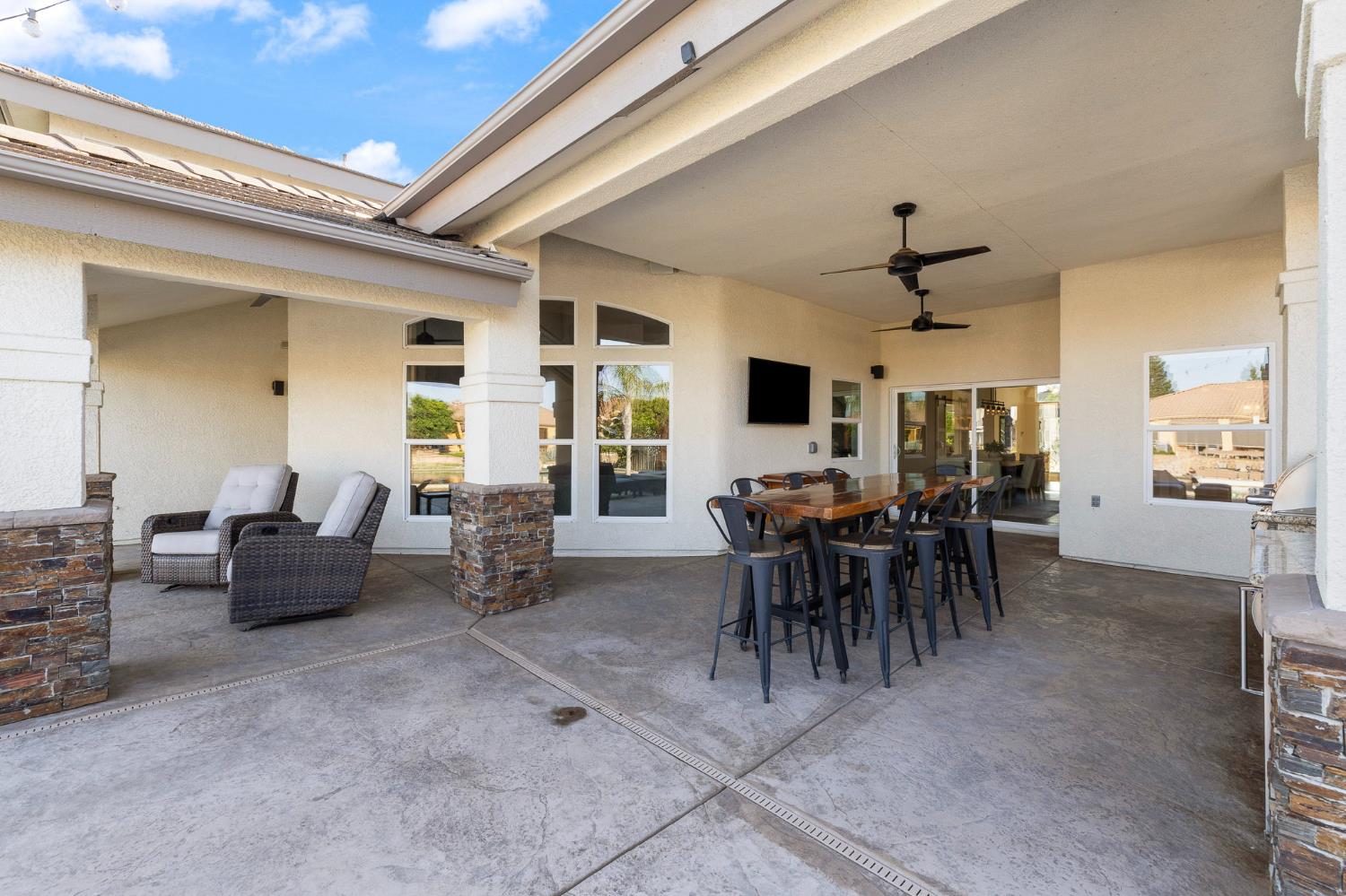 4702 N Fallingwater Ln, Clovis, CA 93619
