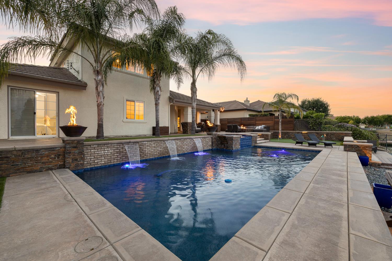 4702 N Fallingwater Ln, Clovis, CA 93619