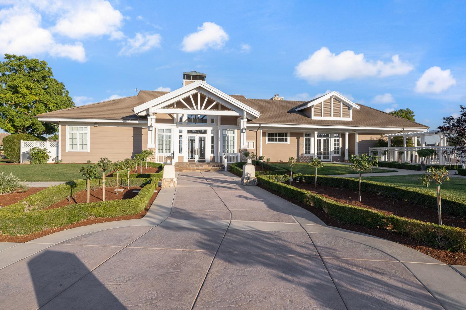 4702 N Fallingwater Ln, Clovis, CA 93619
