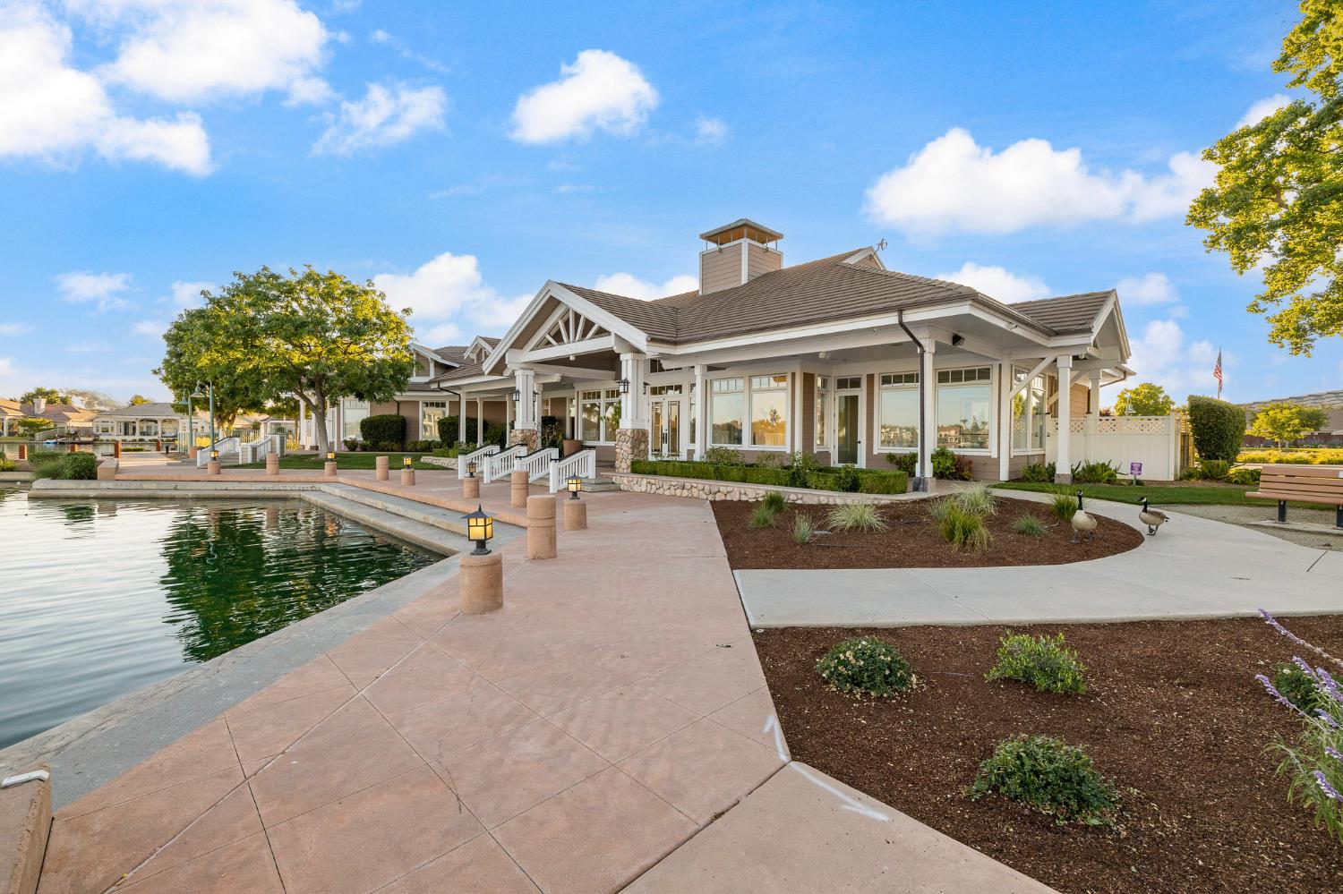 4702 N Fallingwater Ln, Clovis, CA 93619