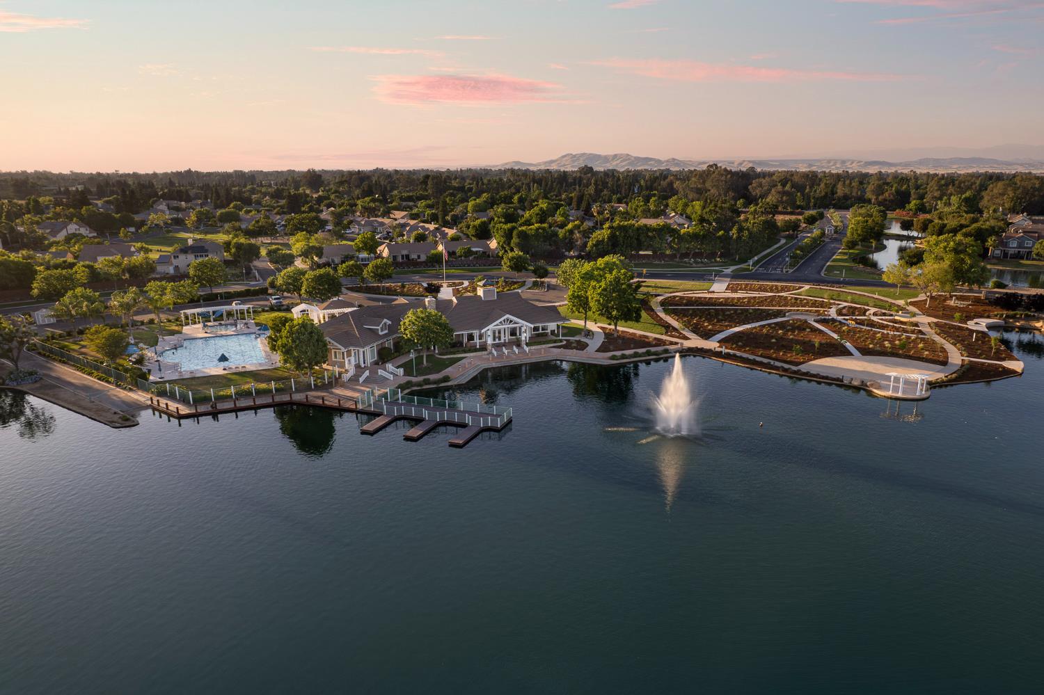 4702 N Fallingwater Ln, Clovis, CA 93619