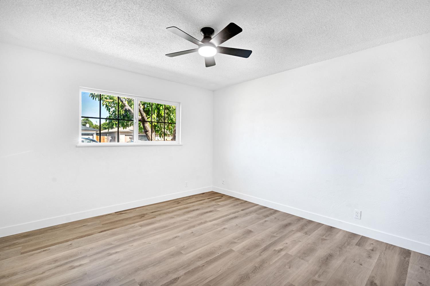 5189 N Callisch Ave, Fresno, CA 93710