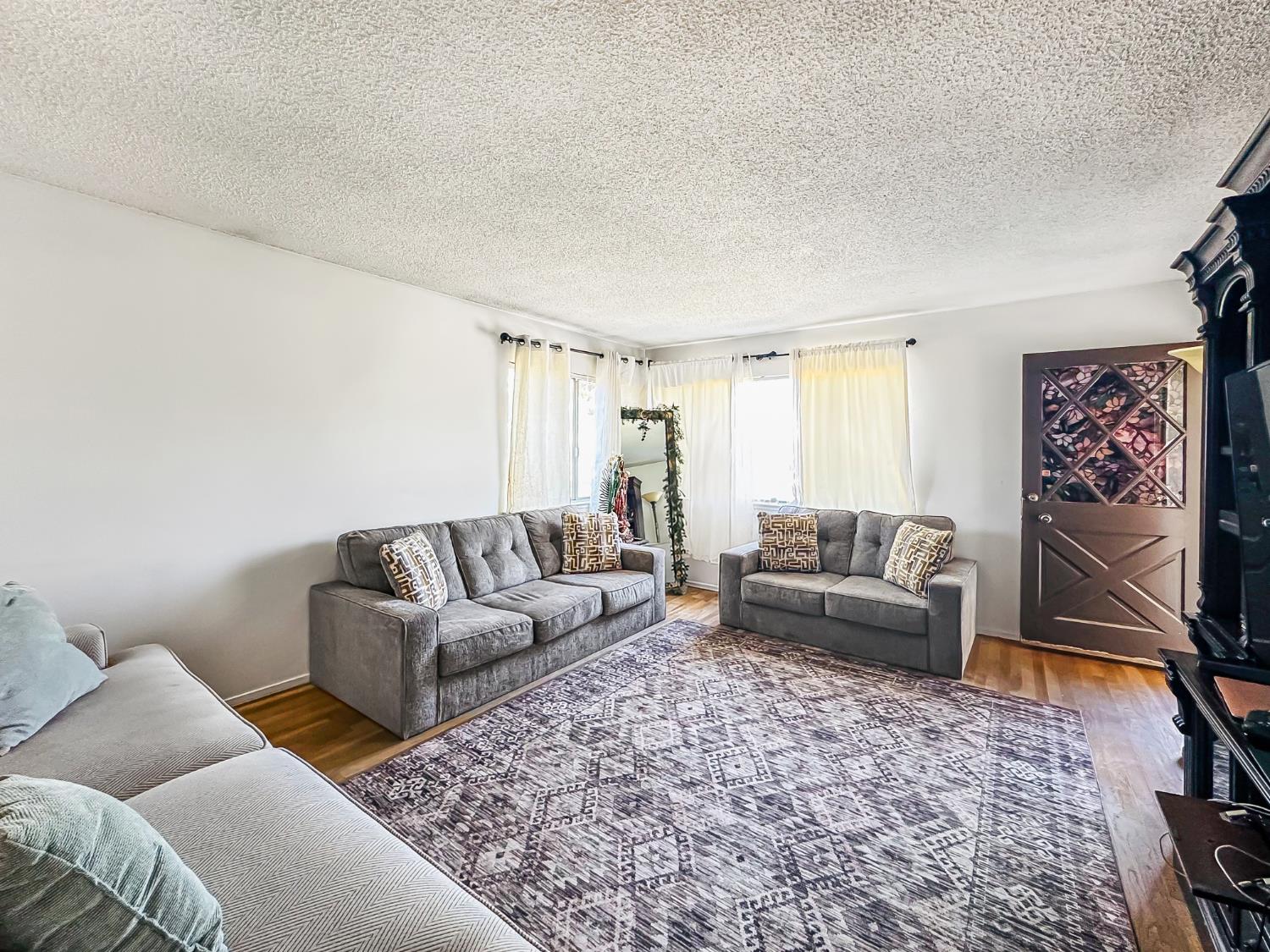 945 S 1St St, Kerman, CA 93630