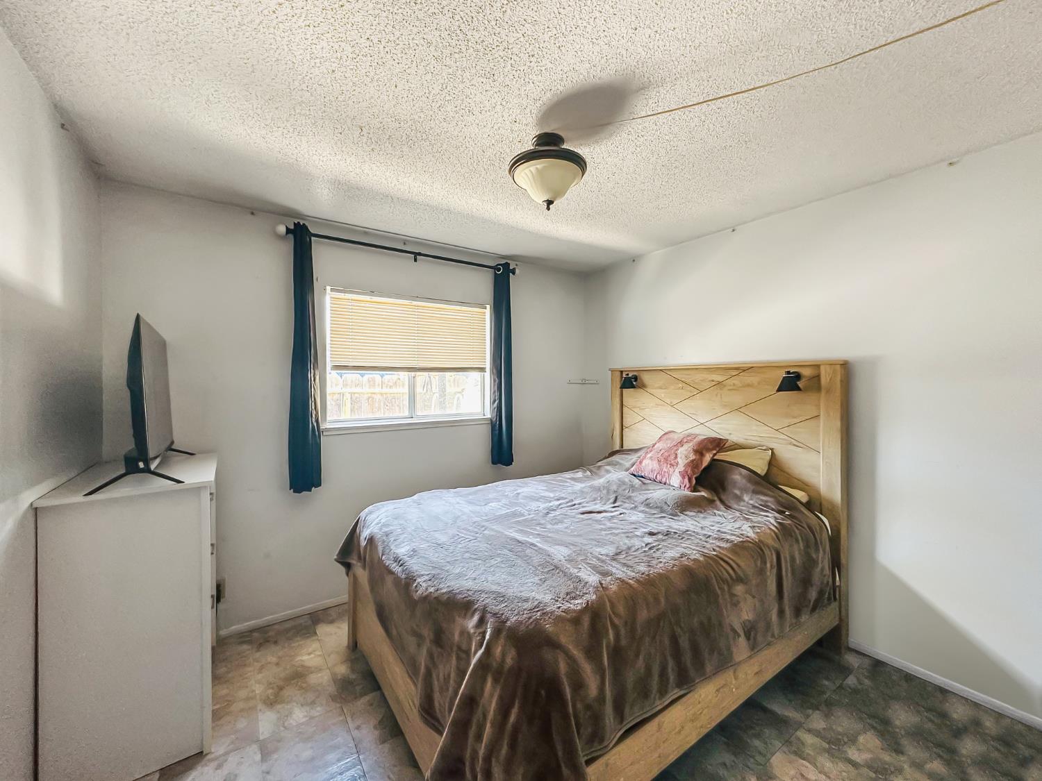 945 S 1St St, Kerman, CA 93630