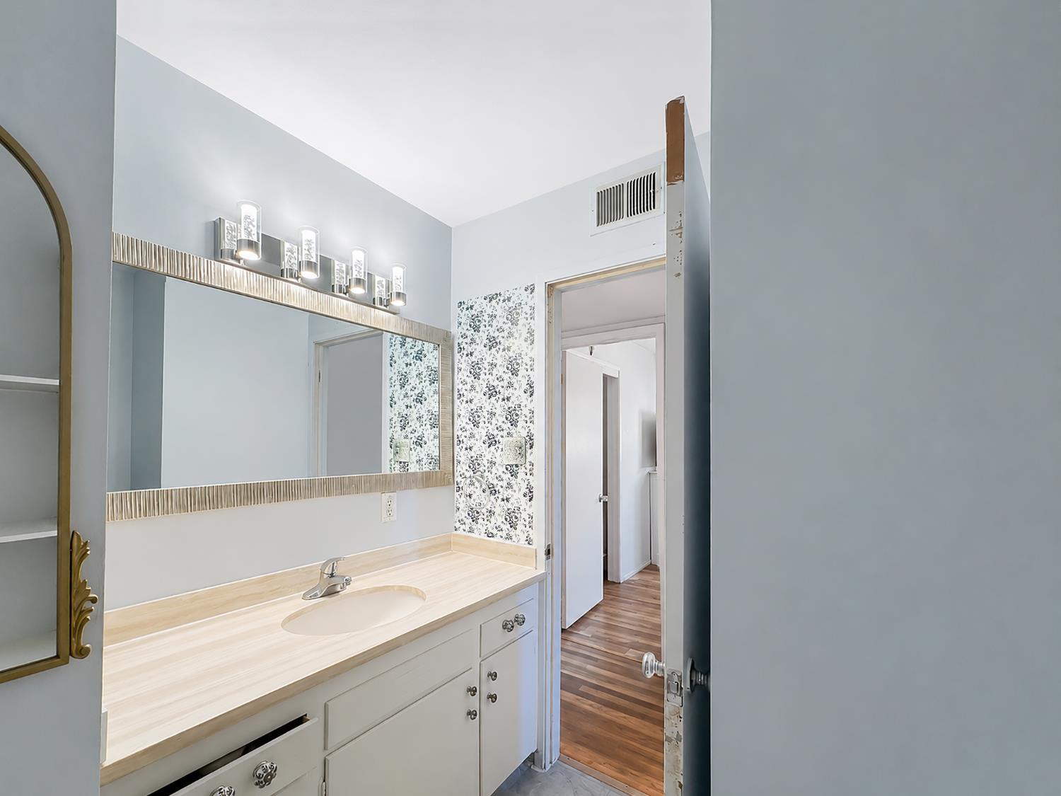 945 S 1St St, Kerman, CA 93630