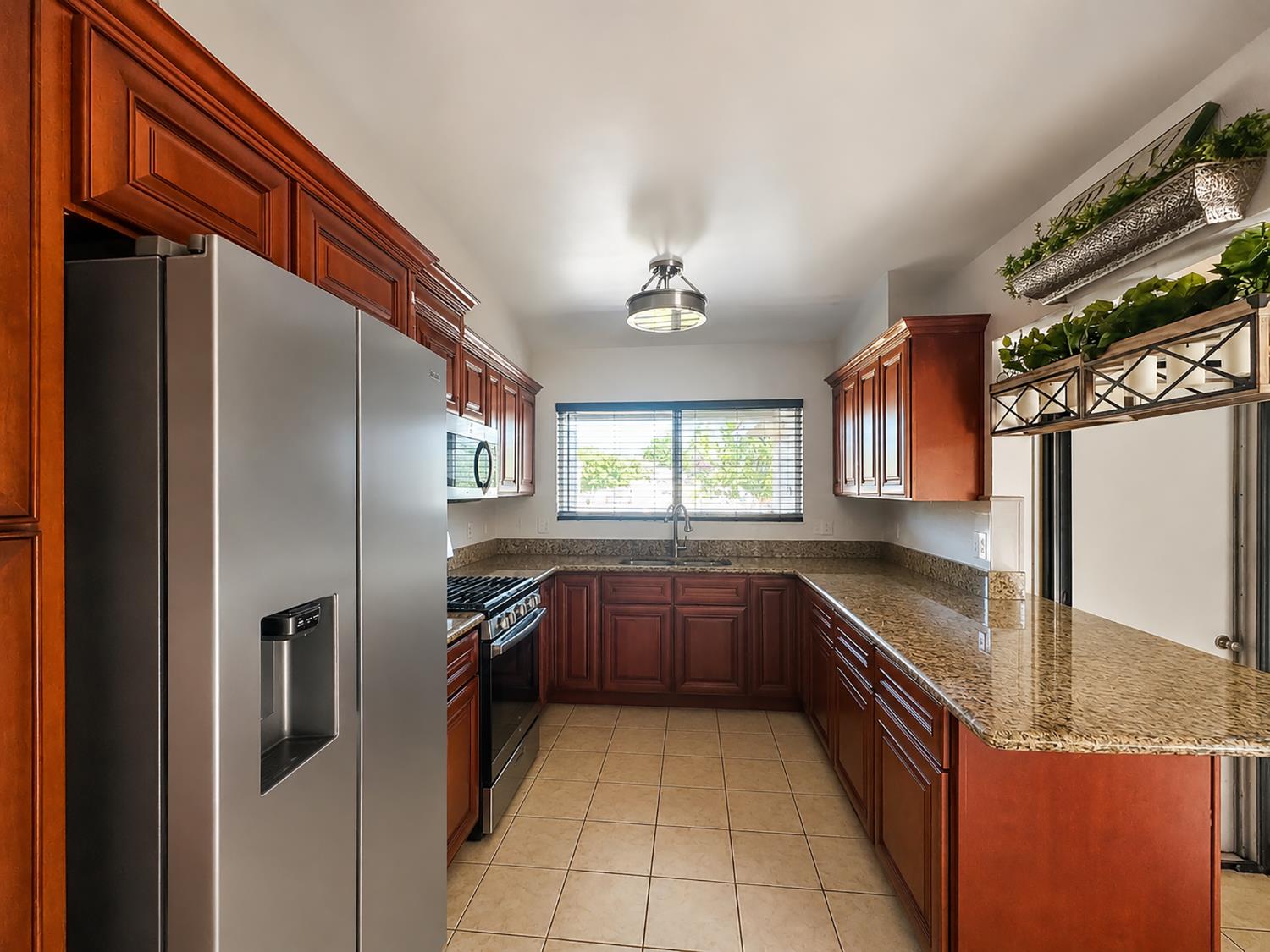 945 S 1St St, Kerman, CA 93630