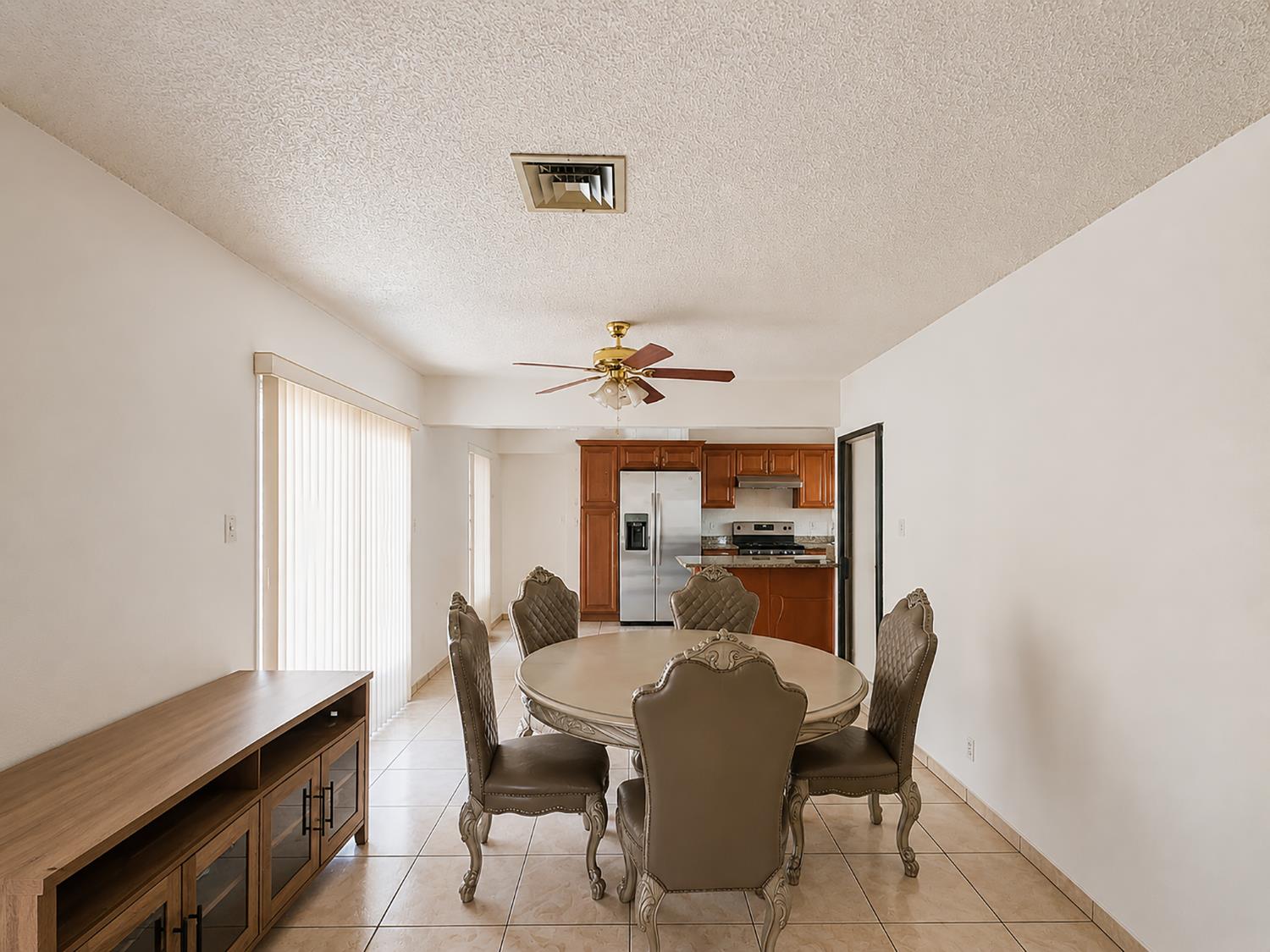 945 S 1St St, Kerman, CA 93630