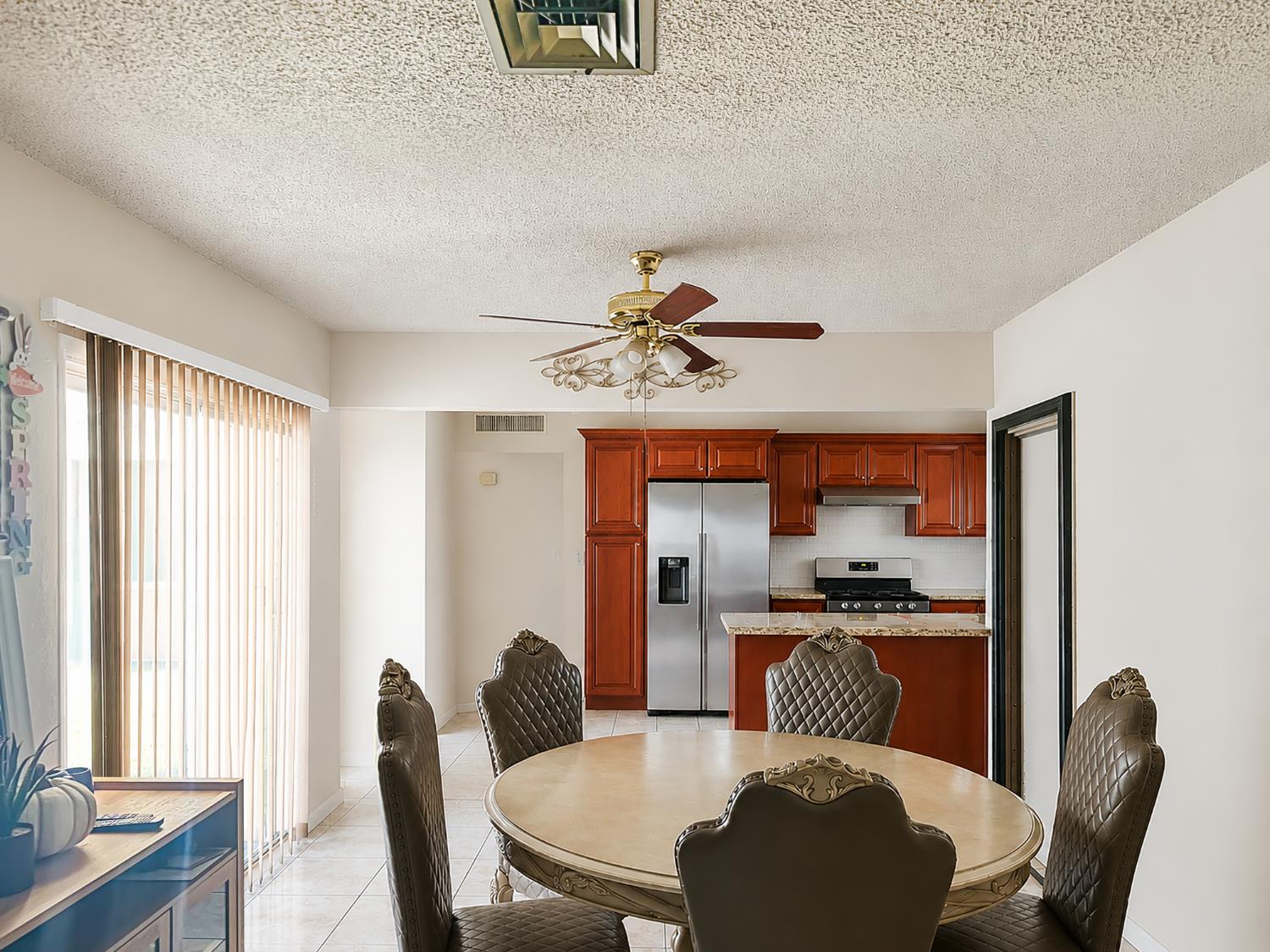 945 S 1St St, Kerman, CA 93630