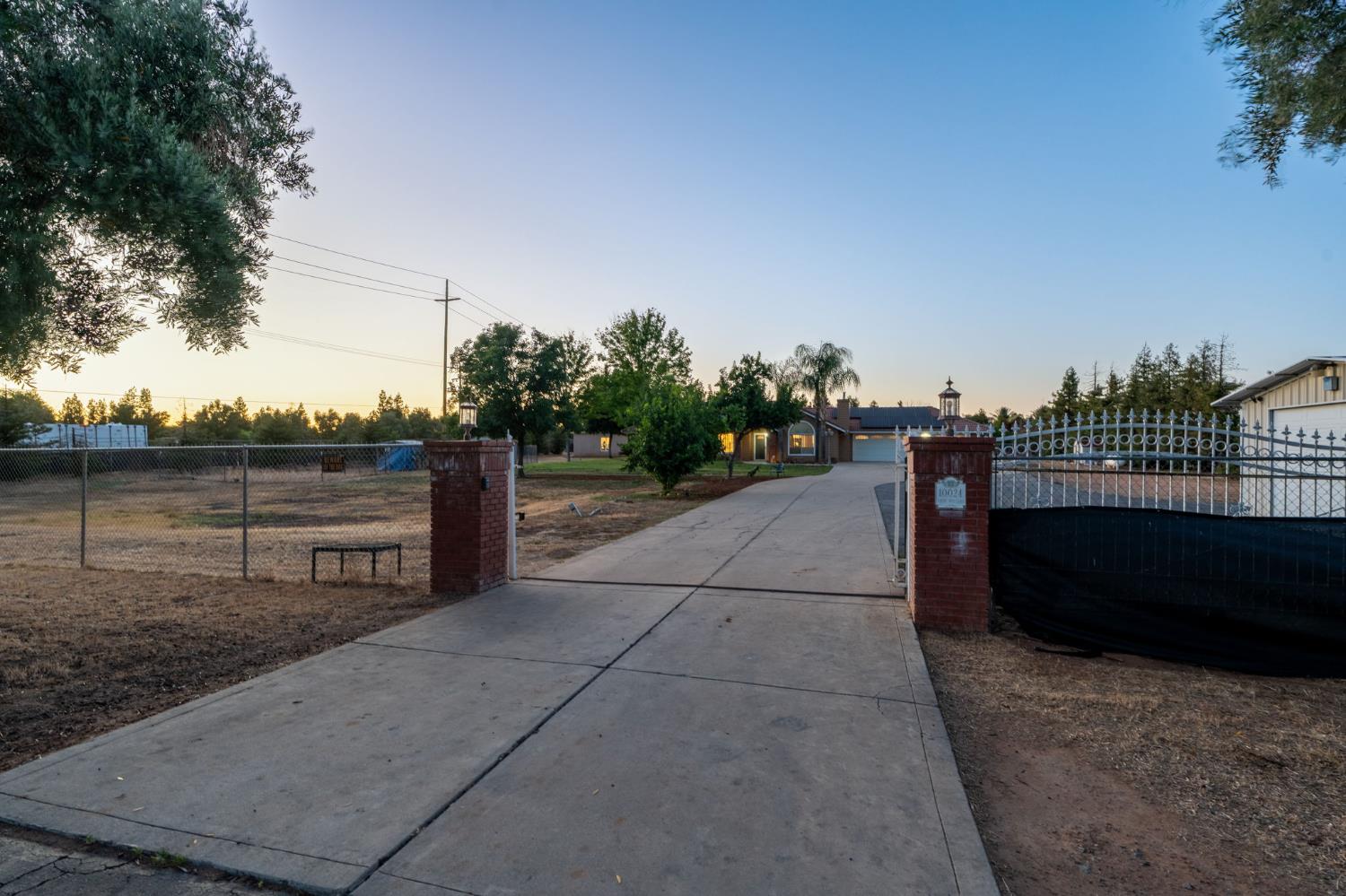 10024 E Bullard Ave, Clovis, CA 93619