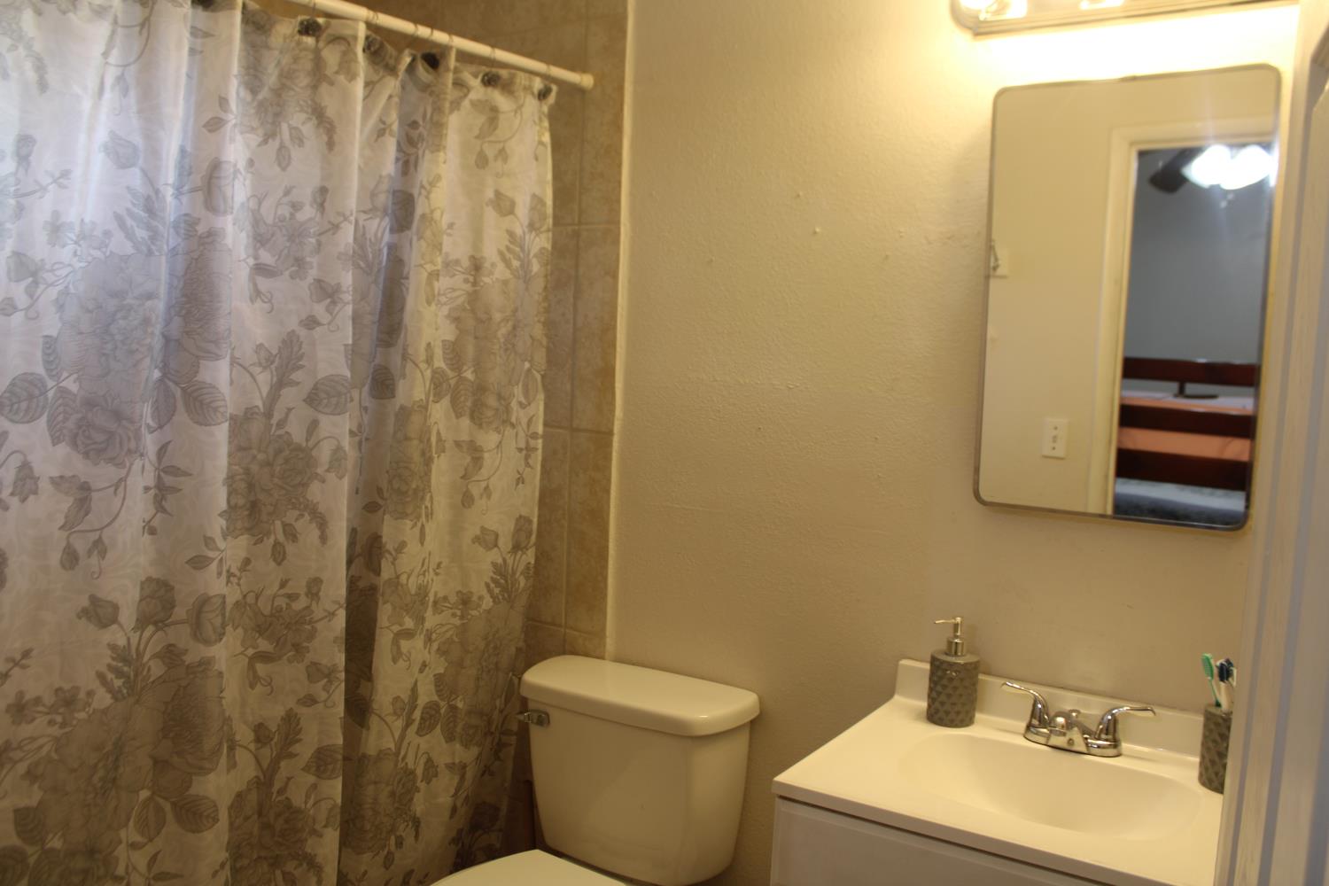 1312 N Gowdy St, Visalia, CA 93292