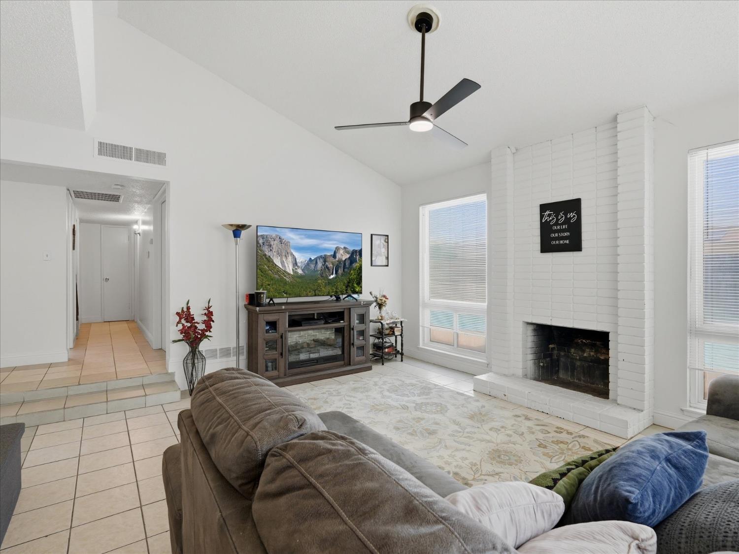 649 W Ashcroft Ave, Clovis, CA 93612