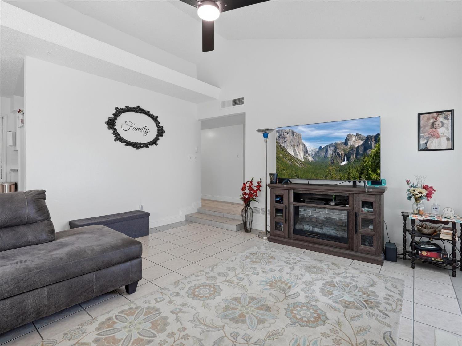649 W Ashcroft Ave, Clovis, CA 93612