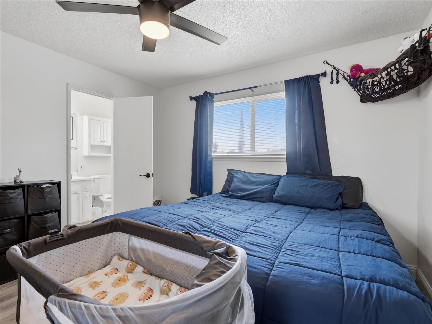 649 W Ashcroft Ave, Clovis, CA 93612