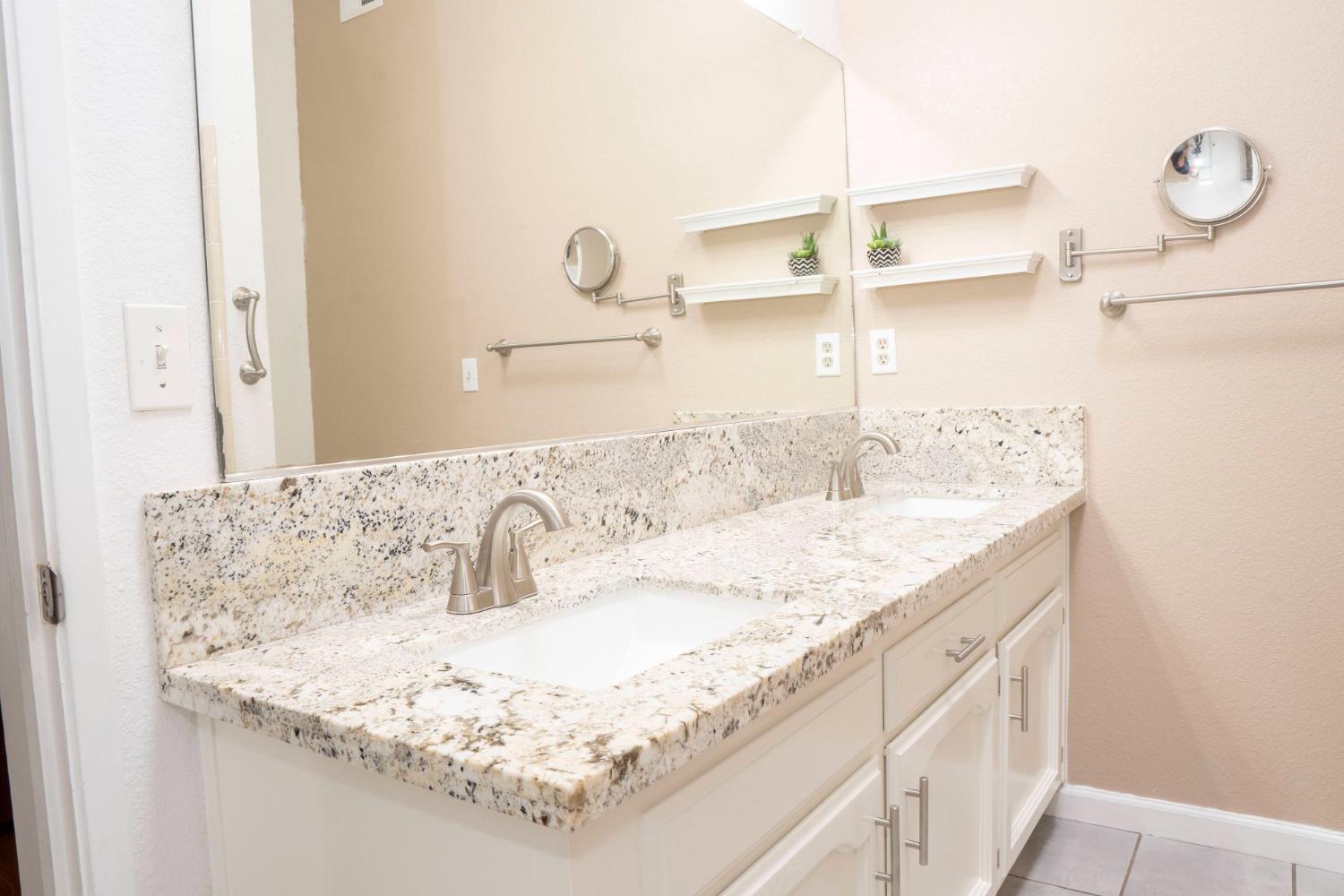 121 Magnolia Ave, Clovis, CA 93611