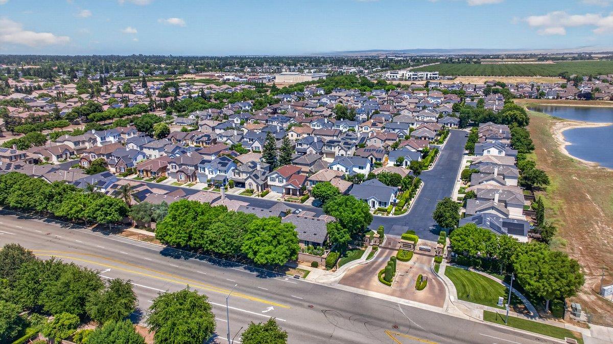 714 W Riviera Ln, Clovis, CA 93619
