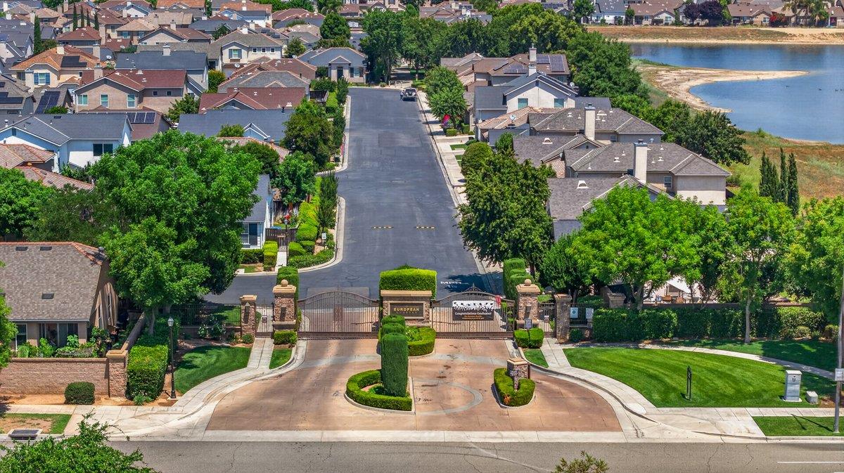 714 W Riviera Ln, Clovis, CA 93619