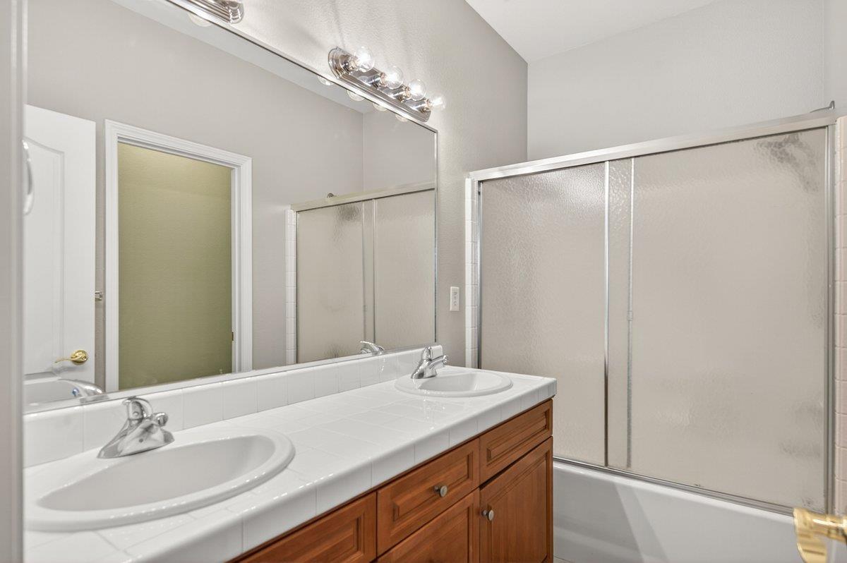 714 W Riviera Ln, Clovis, CA 93619