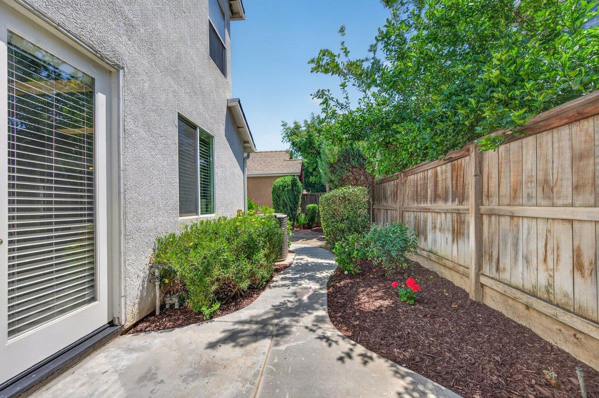 714 W Riviera Ln, Clovis, CA 93619