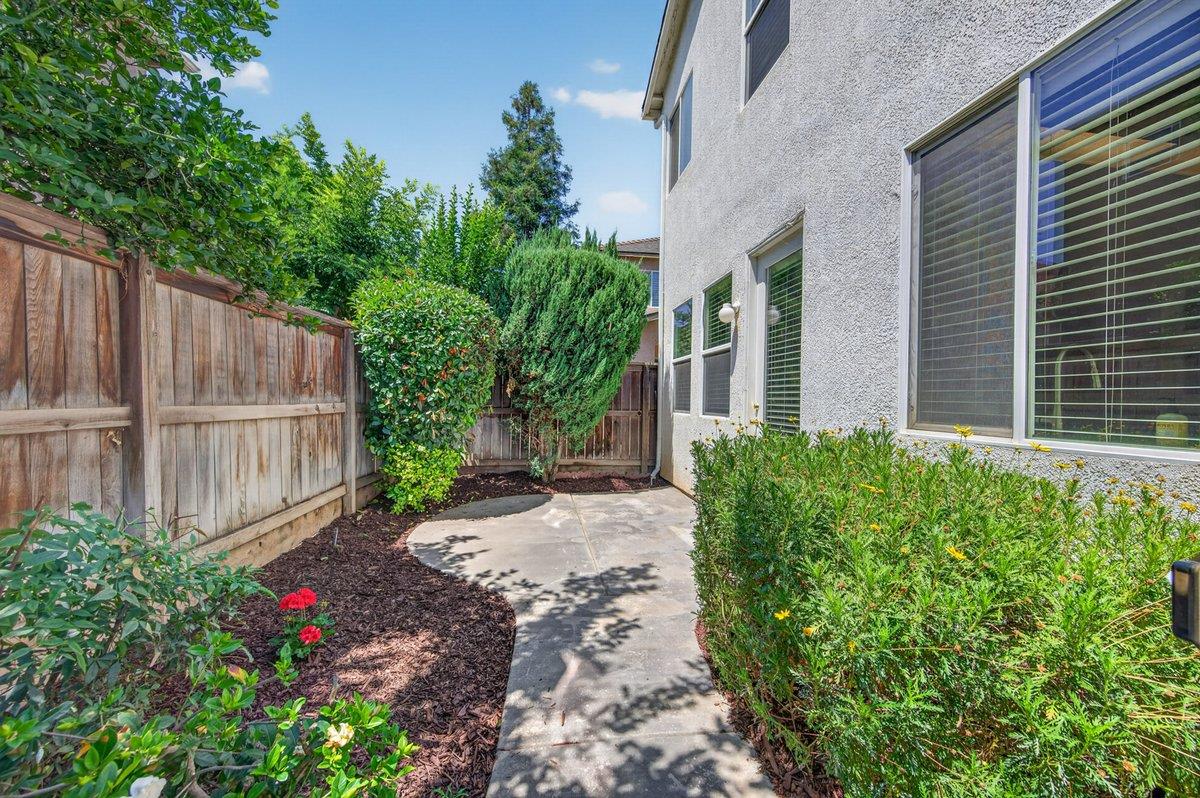 714 W Riviera Ln, Clovis, CA 93619