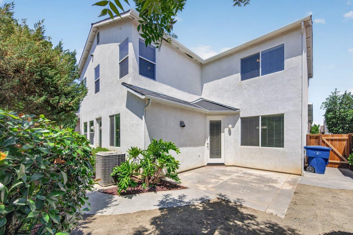 714 W Riviera Ln, Clovis, CA 93619