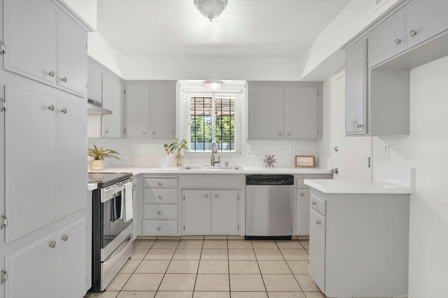 2344 S Backer Ave, Fresno, CA 93725