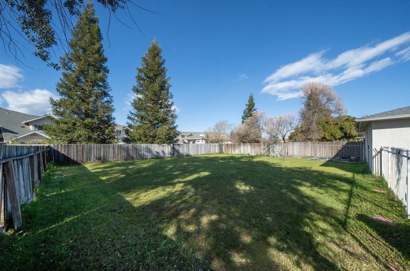 1725 Fairmont Ave, Clovis, CA 93611