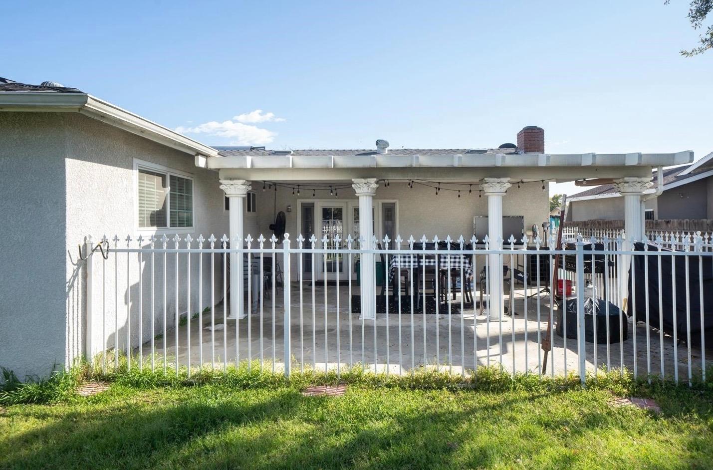 1725 Fairmont Ave, Clovis, CA 93611