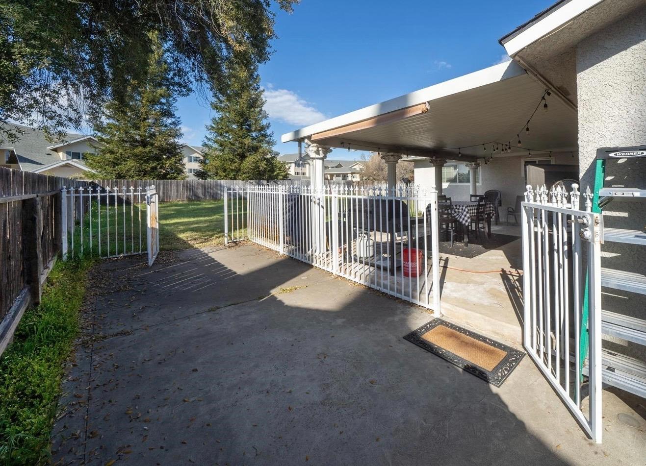 1725 Fairmont Ave, Clovis, CA 93611