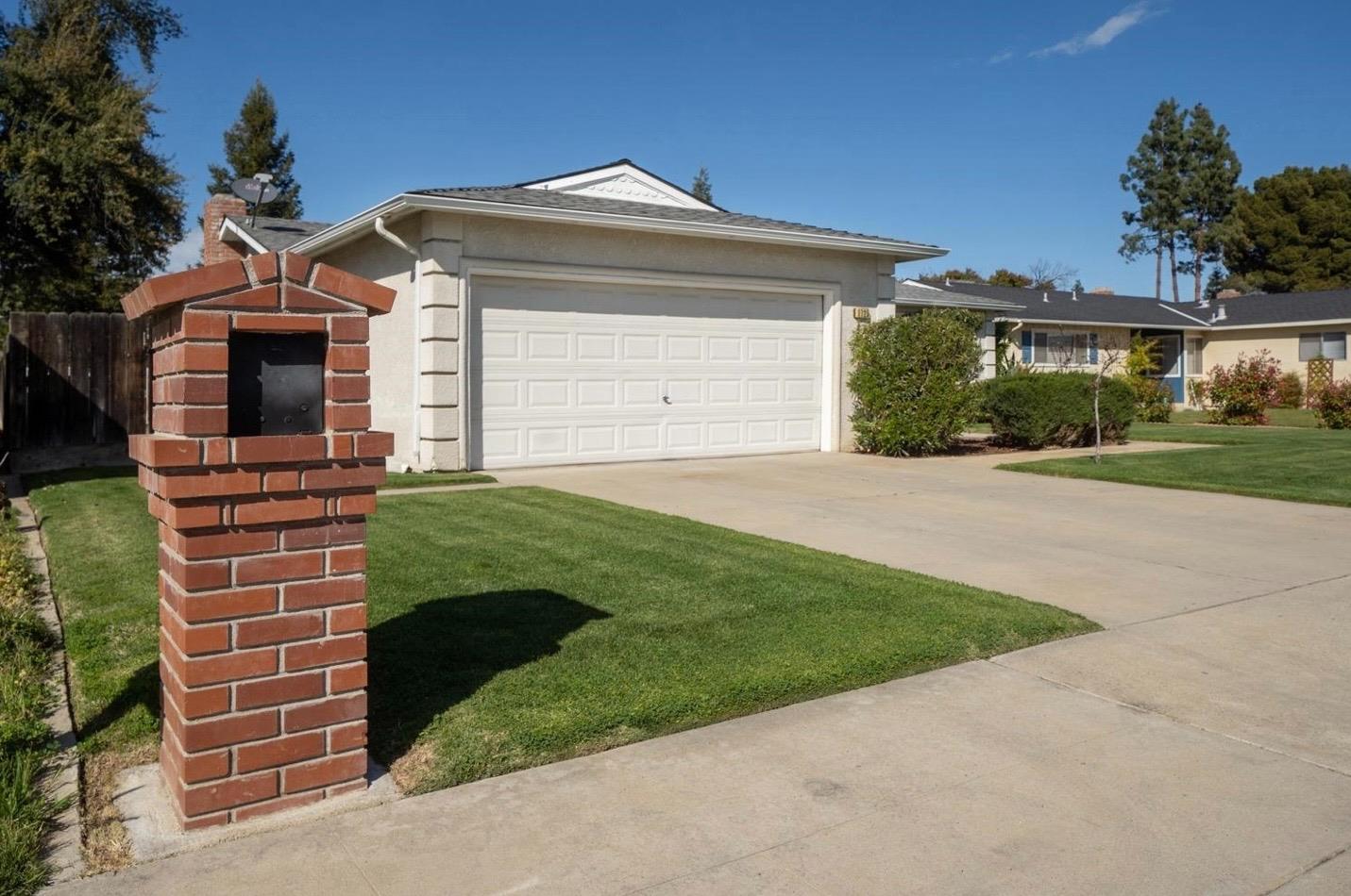 1725 Fairmont Ave, Clovis, CA 93611