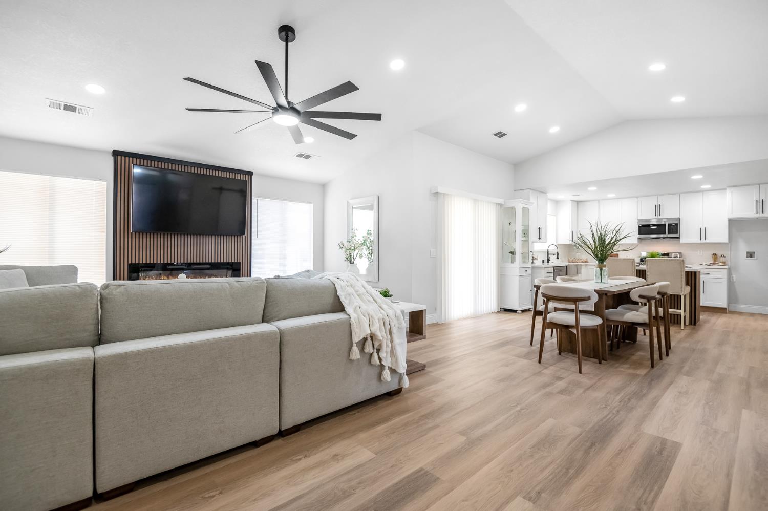 1509 E Vine Ct, Visalia, CA 93292
