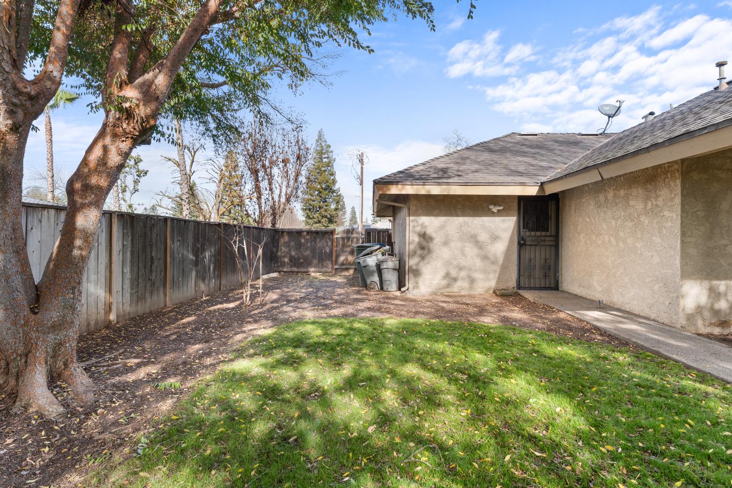 1095 W Sierra Ave, Fresno, CA 93711