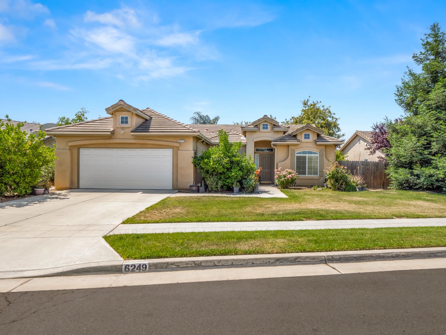 6249 W Dovewood Ln, Fresno, CA 93723