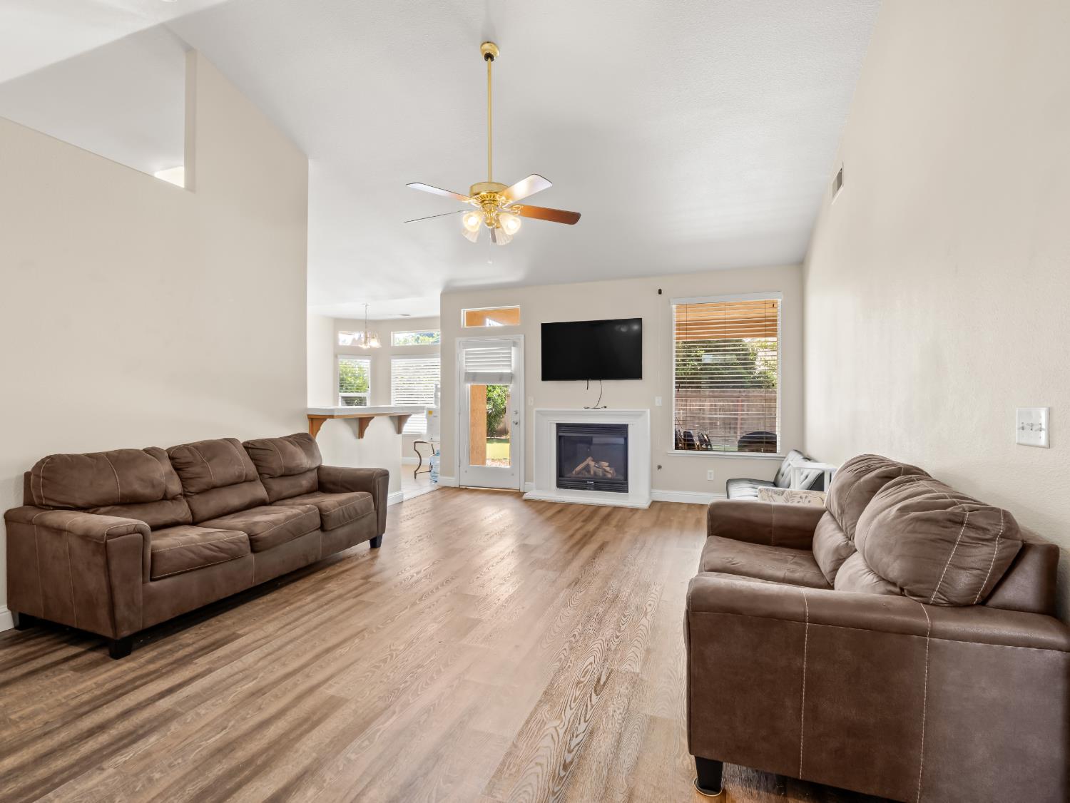 6249 W Dovewood Ln, Fresno, CA 93723
