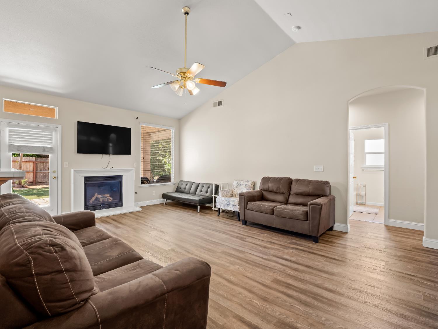 6249 W Dovewood Ln, Fresno, CA 93723