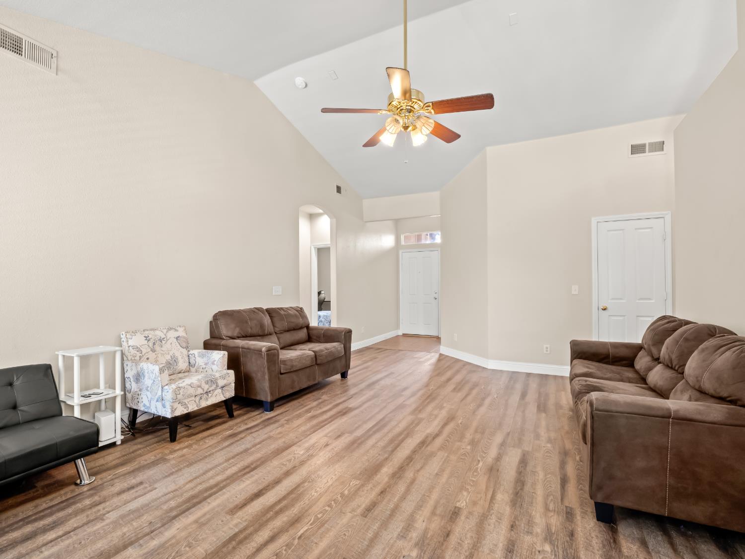 6249 W Dovewood Ln, Fresno, CA 93723