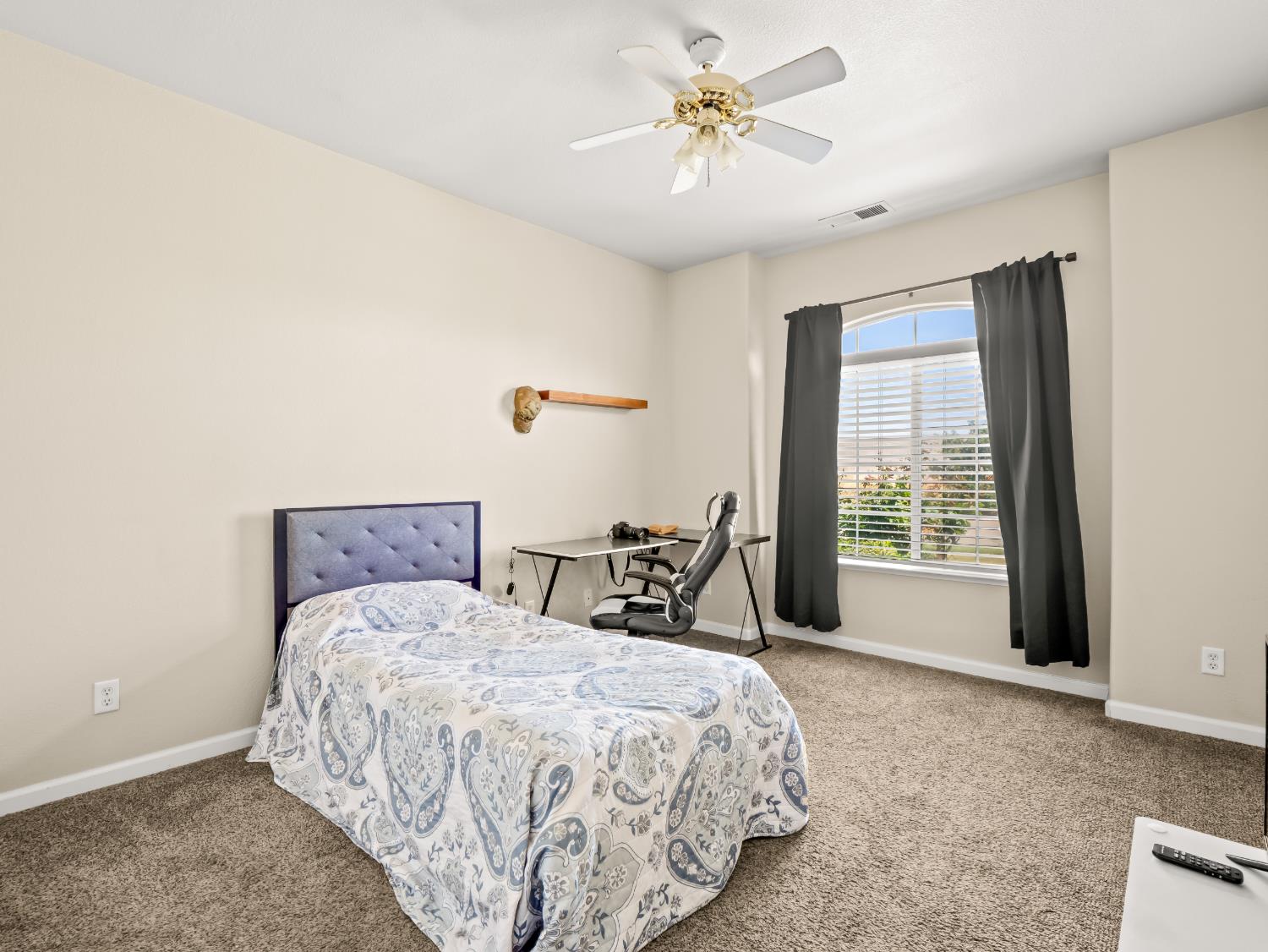 6249 W Dovewood Ln, Fresno, CA 93723