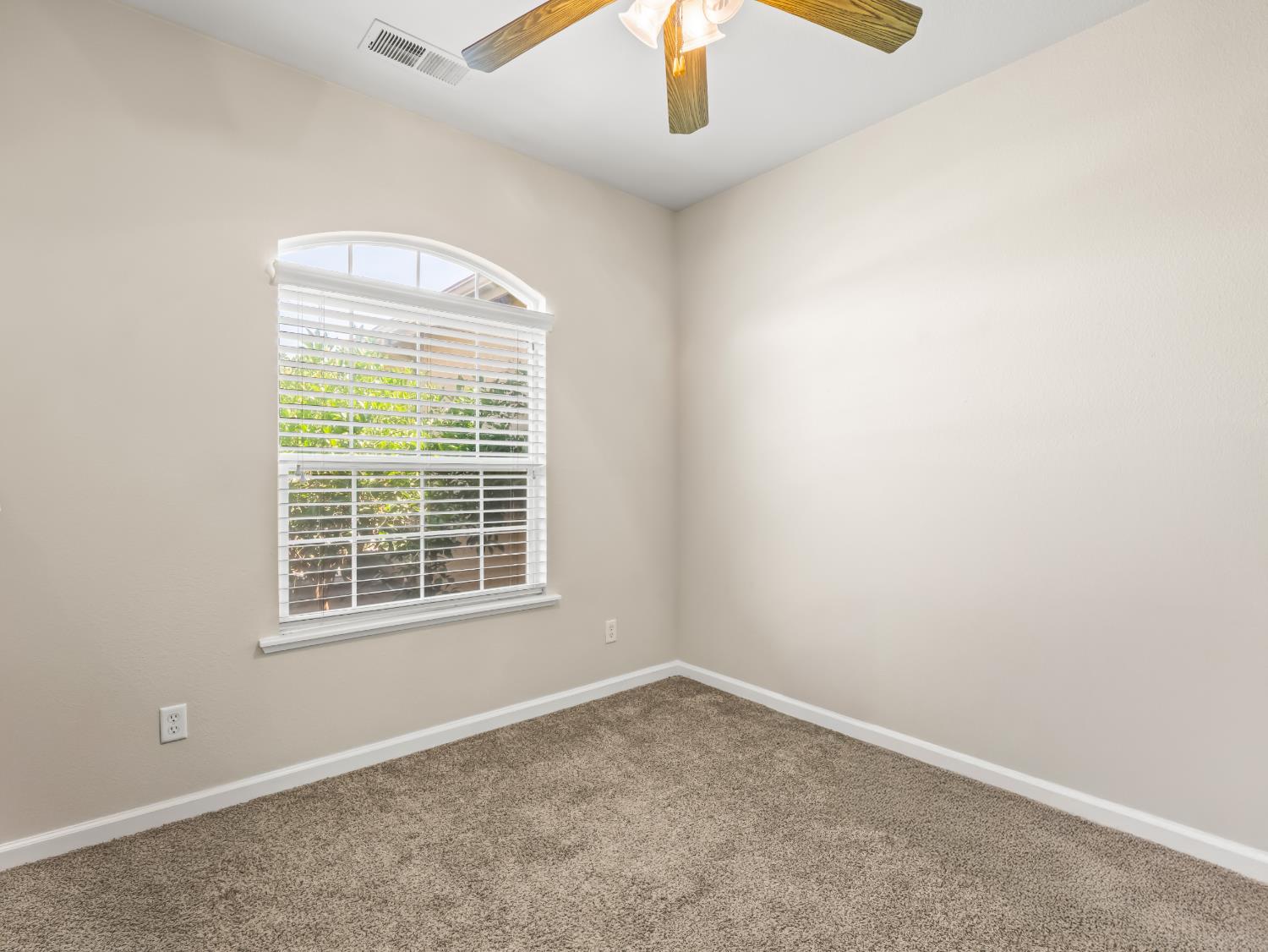 6249 W Dovewood Ln, Fresno, CA 93723
