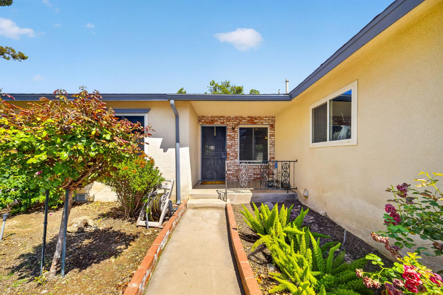 1091 Stanford Ave, Clovis, CA 93611