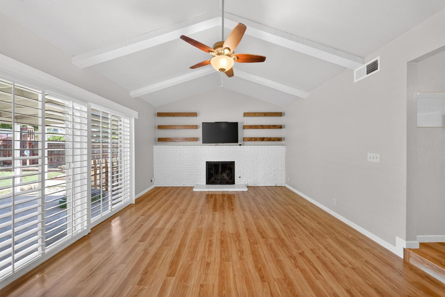1091 Stanford Ave, Clovis, CA 93611