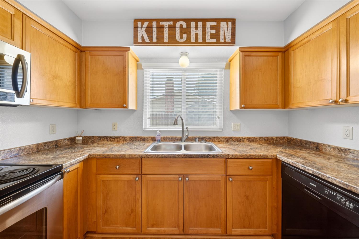 1091 Stanford Ave, Clovis, CA 93611