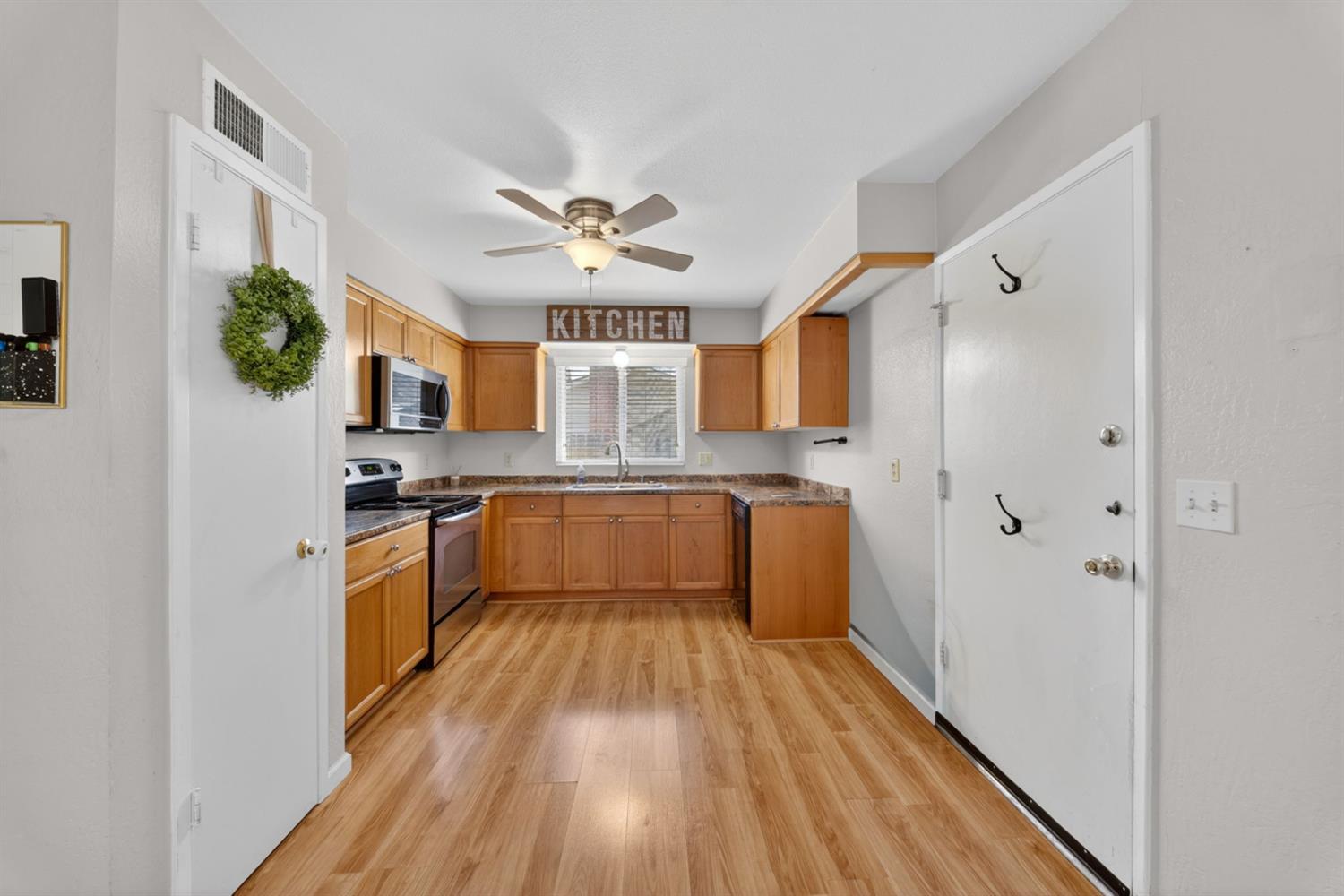 1091 Stanford Ave, Clovis, CA 93611