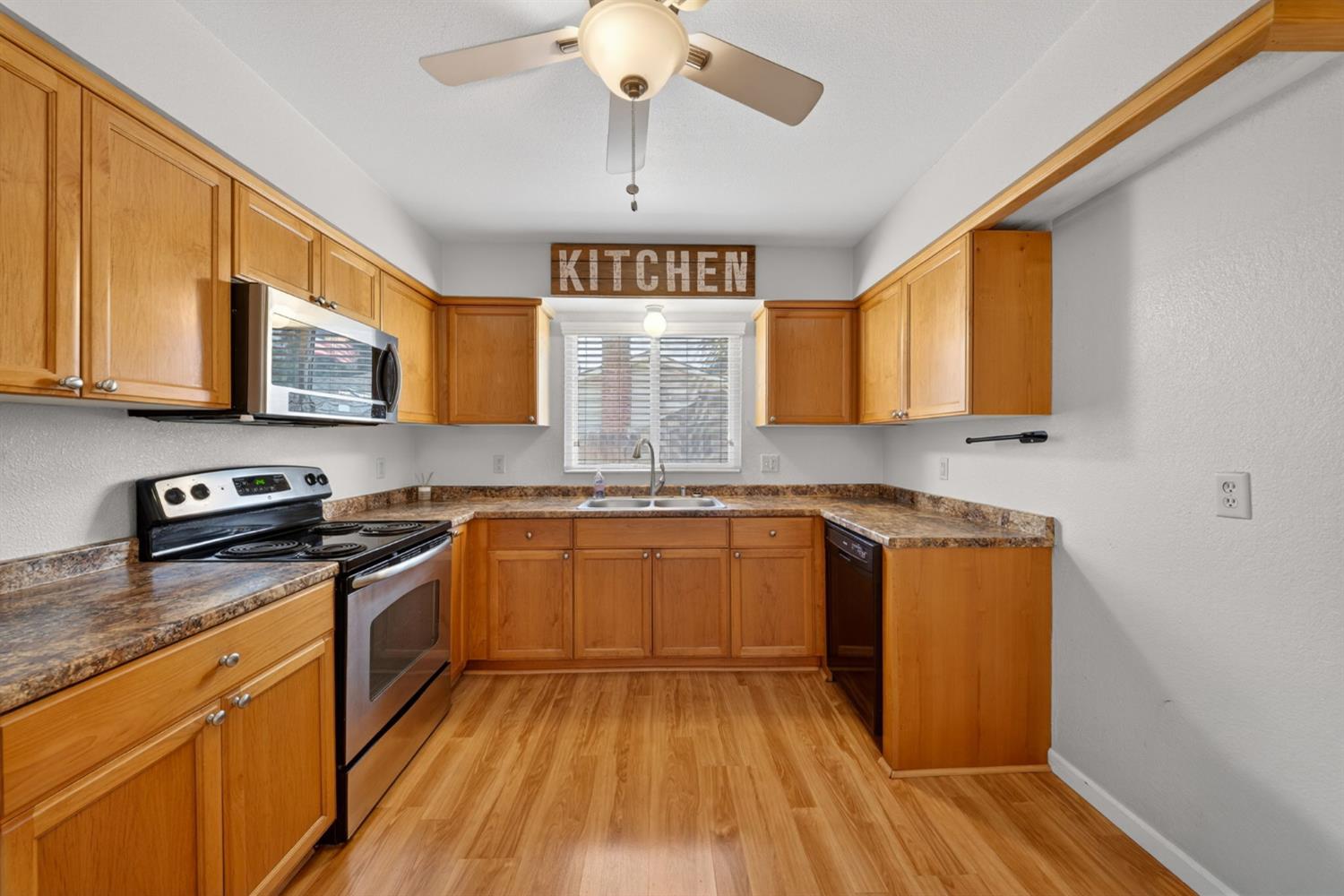 1091 Stanford Ave, Clovis, CA 93611