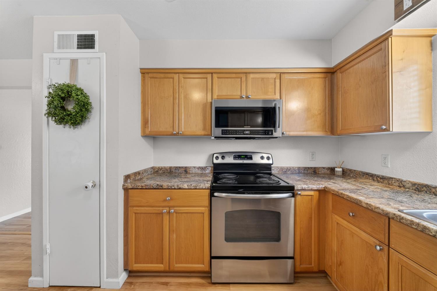 1091 Stanford Ave, Clovis, CA 93611