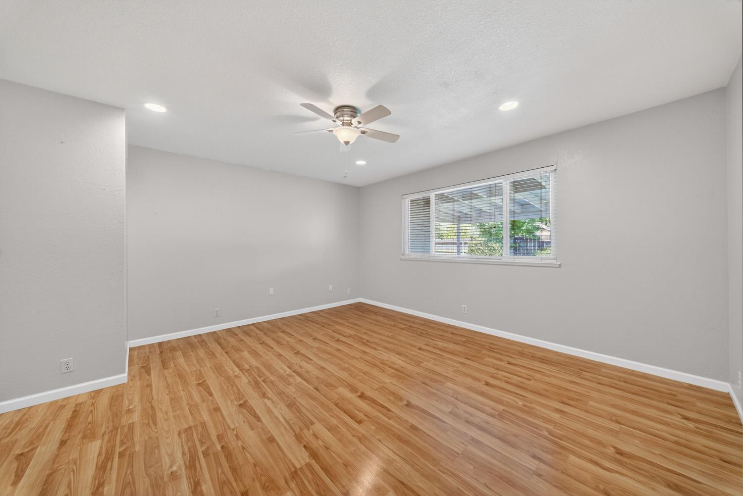 1091 Stanford Ave, Clovis, CA 93611