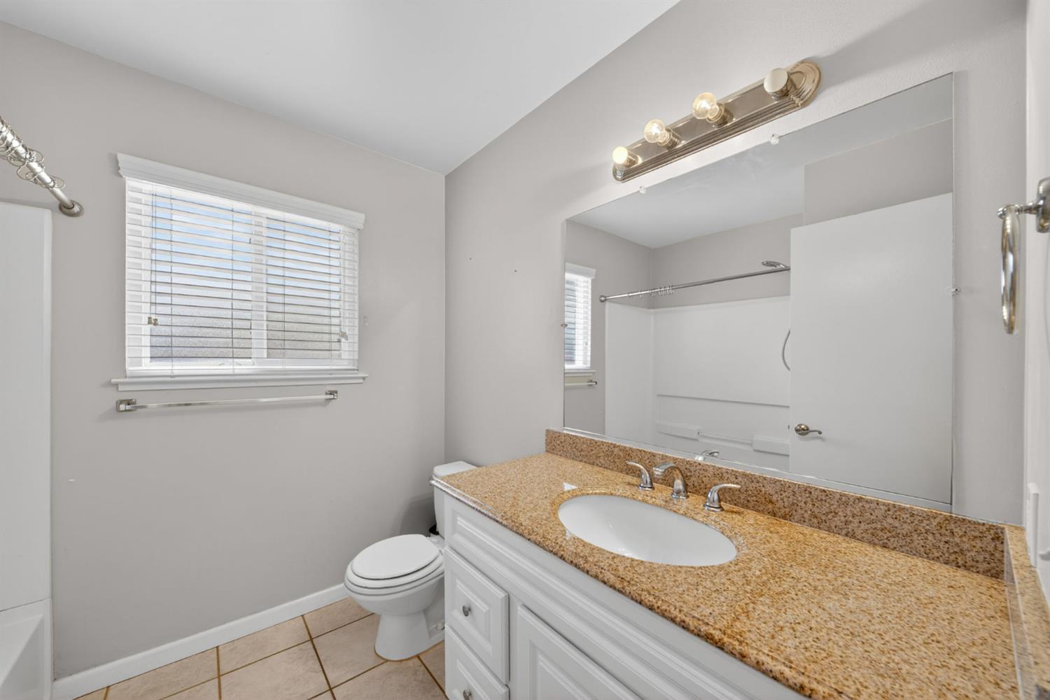 1091 Stanford Ave, Clovis, CA 93611