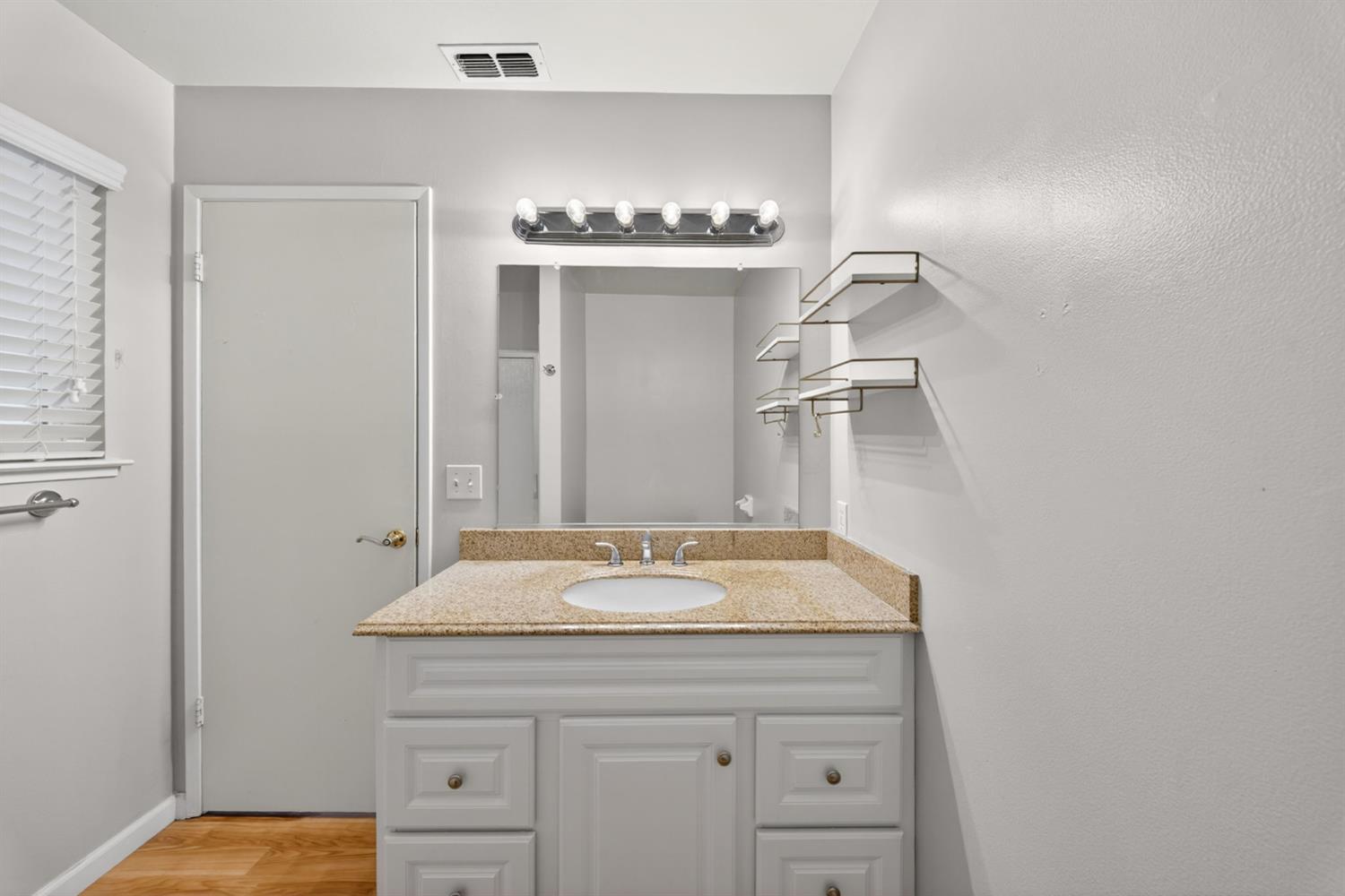 1091 Stanford Ave, Clovis, CA 93611