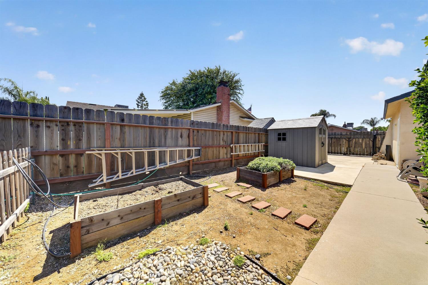1091 Stanford Ave, Clovis, CA 93611
