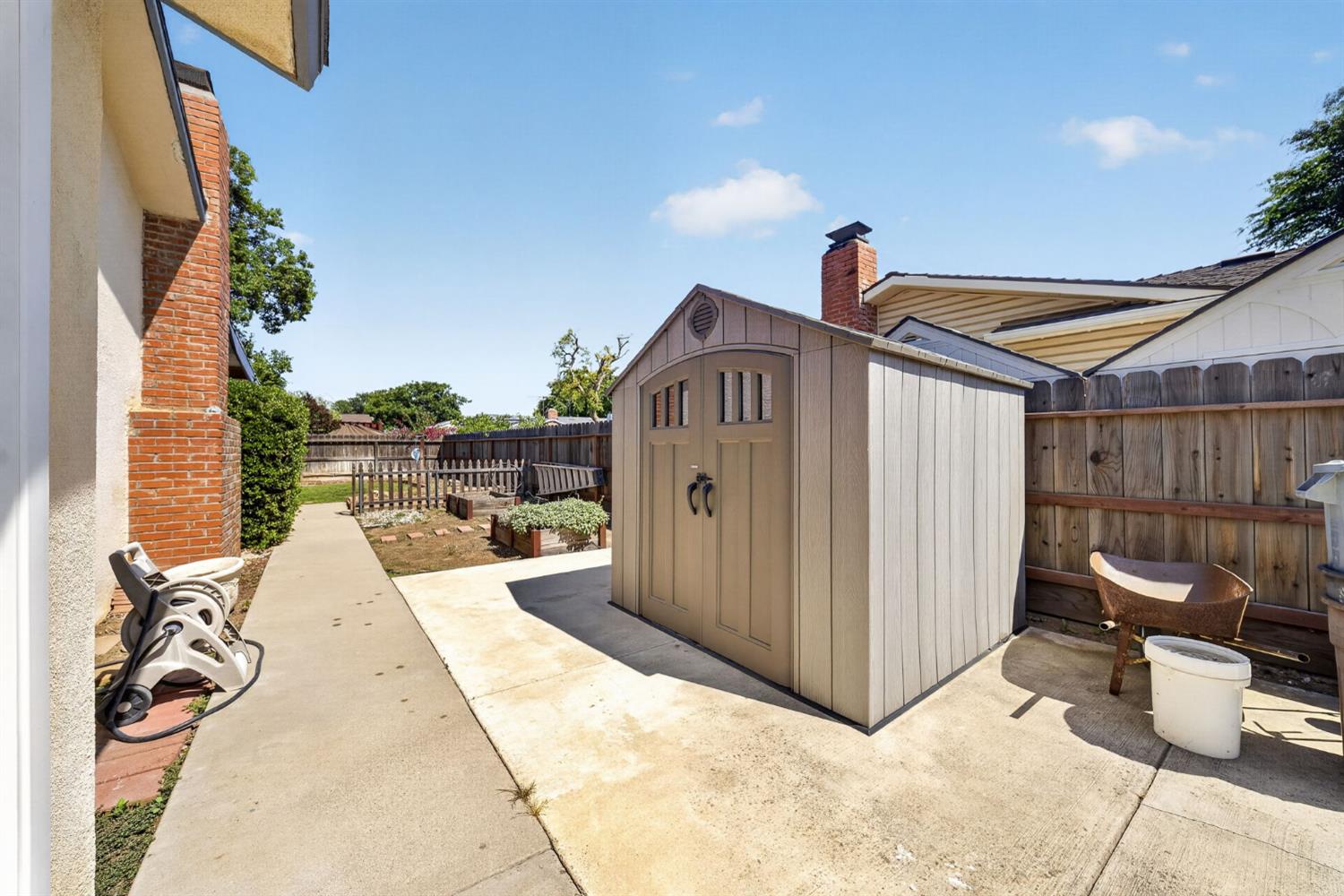 1091 Stanford Ave, Clovis, CA 93611