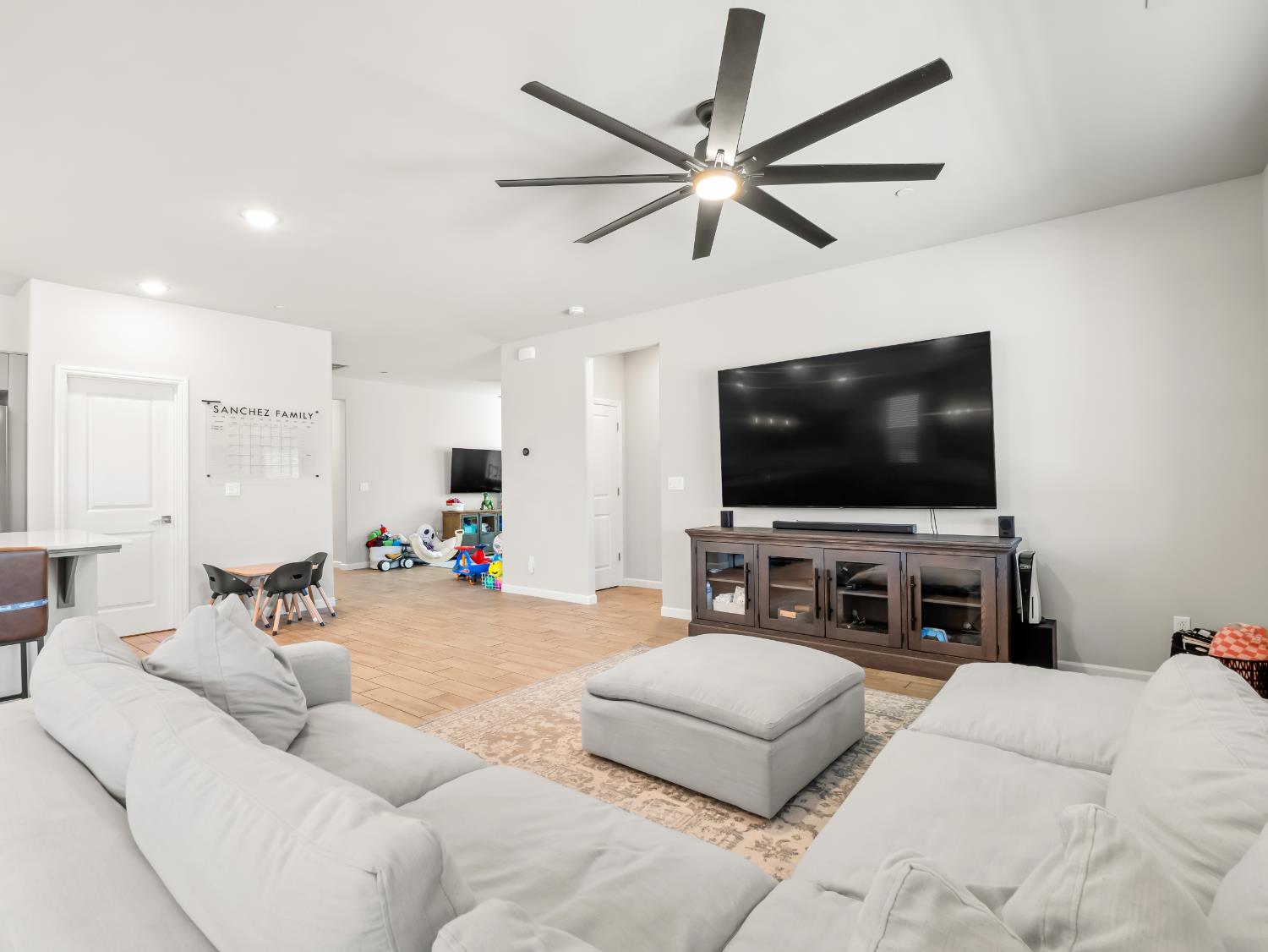 3322 Hermosa Ave, Clovis, CA 93619